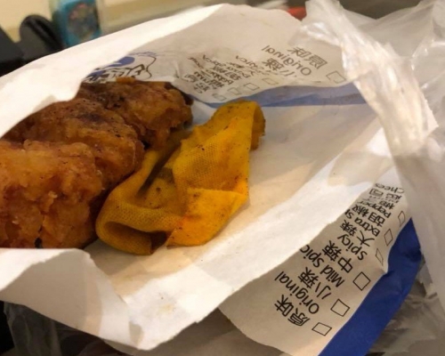 台灣網民買雞排回家一看竟是炸到金黃色的抹布。爆怨公社圖片