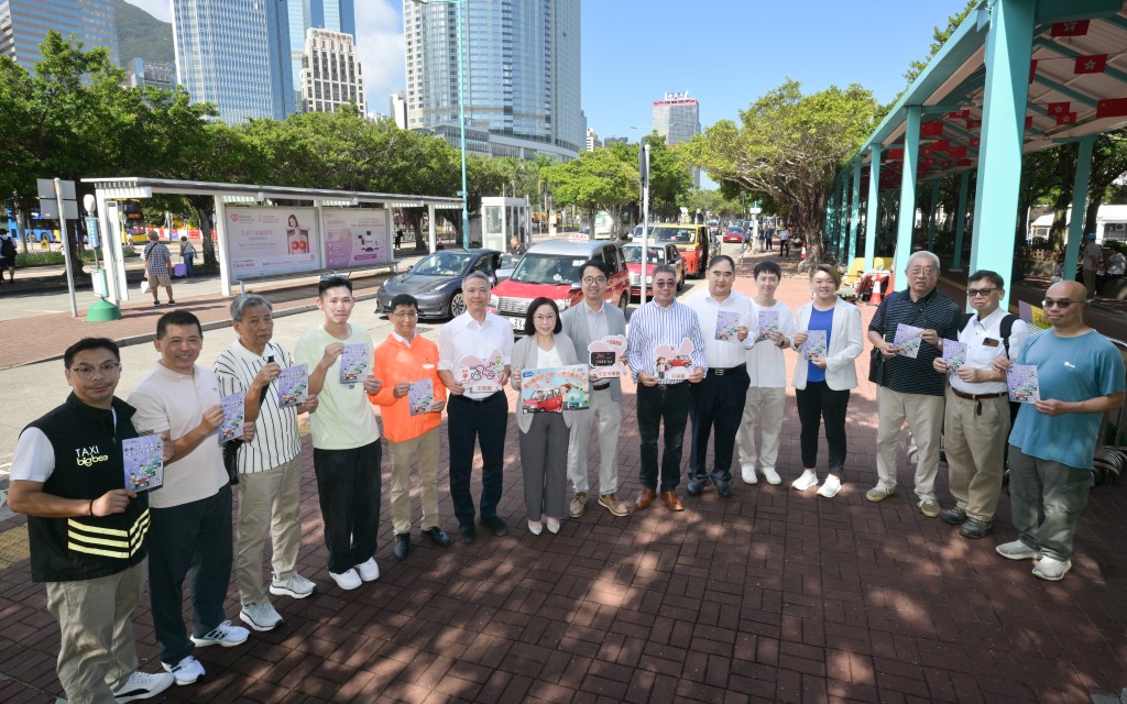 運輸署署長暨的士服務質素委員會主席謝詠誼今日（29日）率領委員會成員及多個的士業團體代表，呼籲的士司機在黃金周期間秉持以禮待客之道。政府新聞網