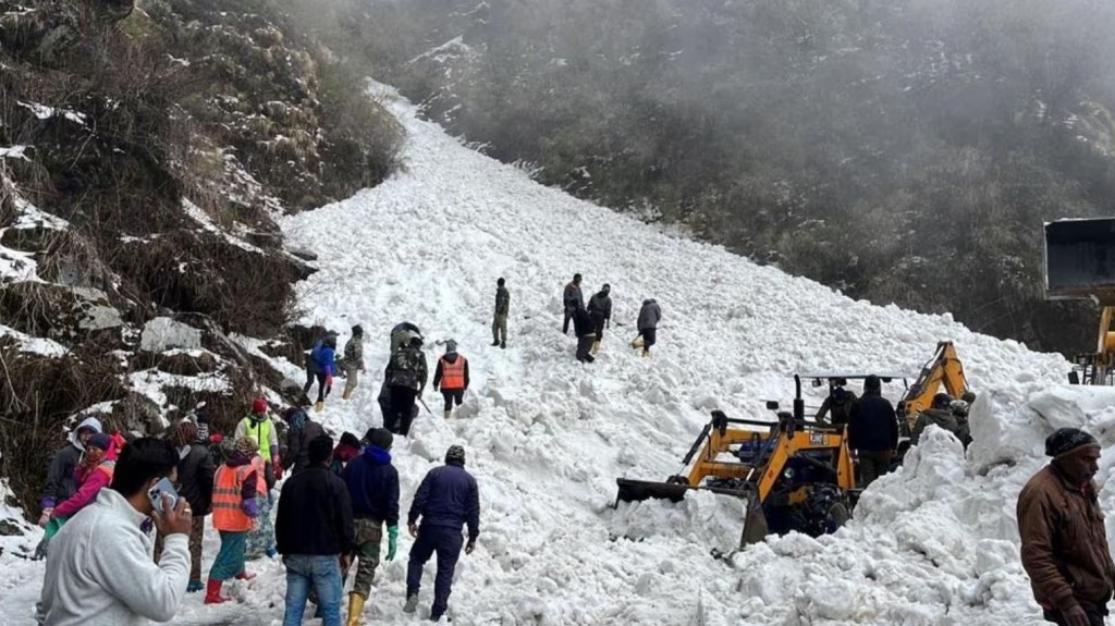 消息指，雪崩导致最少7人死亡，多人被埋。(路透社)