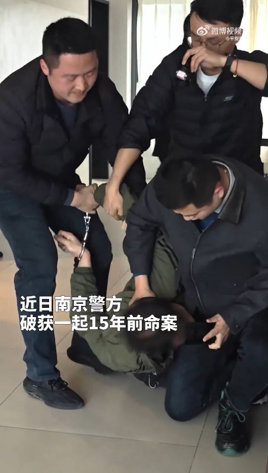 黃某某在南京殺人後，潛逃到武漢，15年後才被捕。微博＠平安南京