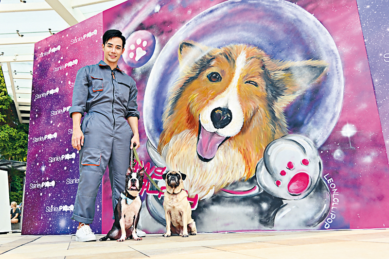 ●Catry攜同愛犬在超萌明星狗Coco的壁畫前打卡。