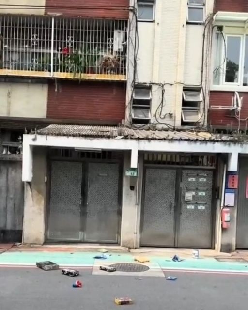 台湾有夫妻吵架后，妻子将丈夫的玩具丢落街，引起网民关注。