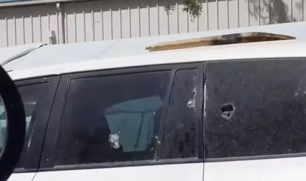 联合国车辆在拉法遇袭，车窗留有弹孔。X图片