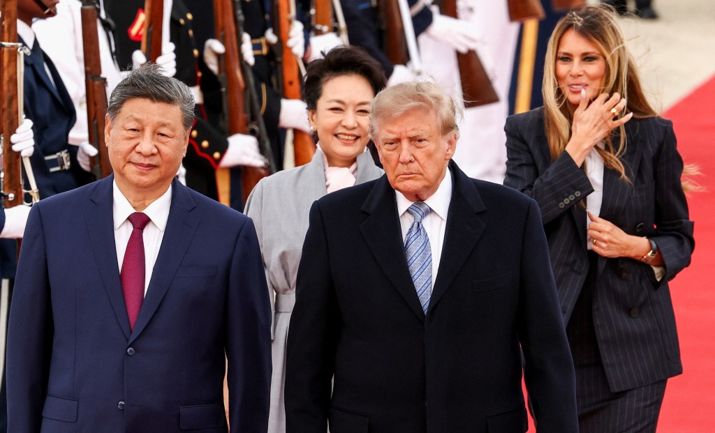国家主席习近平与夫人彭丽媛于2026年9月23日至25日对美国进行为期3天的正式国事访问，美国总统特朗普和夫人梅拉尼娅到安德鲁斯空军基地迎接。路透社