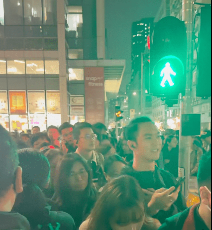 行人緩慢地穿過安全島路馬口。Threads @ doris_w02 影片截圖 行人緩慢地穿過安全島路馬口。Threads @ doris_w02 影片截圖