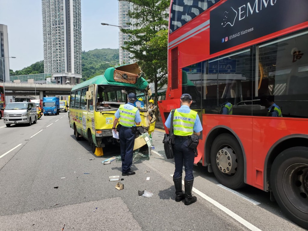 涉事小巴及九巴。 梁國峰攝