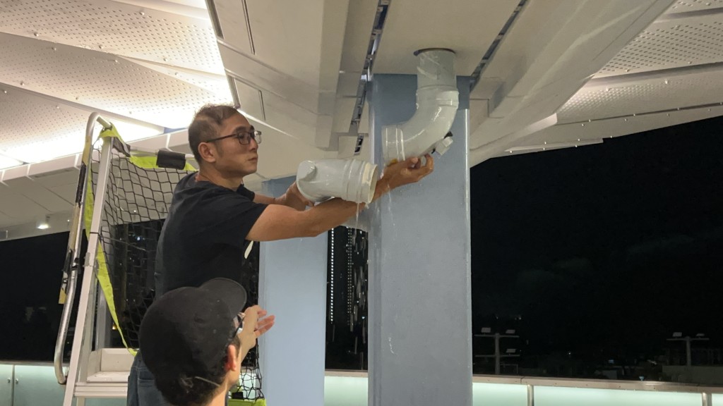 工人漏夜進行搶修。蔡楚輝攝 工人漏夜進行搶修。蔡楚輝攝