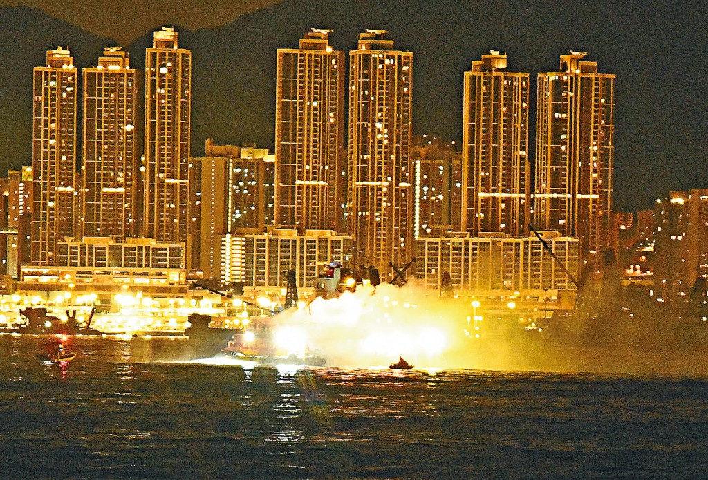 ■起火渔船在黑夜中恍如一个「火球」。