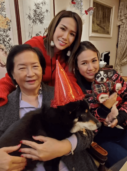 莊思明與家人及愛犬合照，場面溫馨歡樂。
