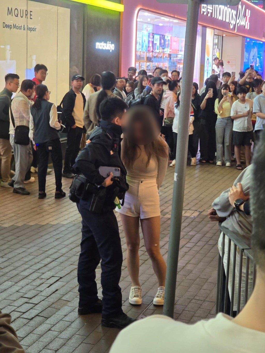 警方大力打擊涉及「太空油毒品」的罪案。圖為警員拘捕一名涉案少女。資料圖片 警方大力打擊涉及「太空油毒品」的罪案。圖為警員拘捕一名涉案少女。資料圖片
