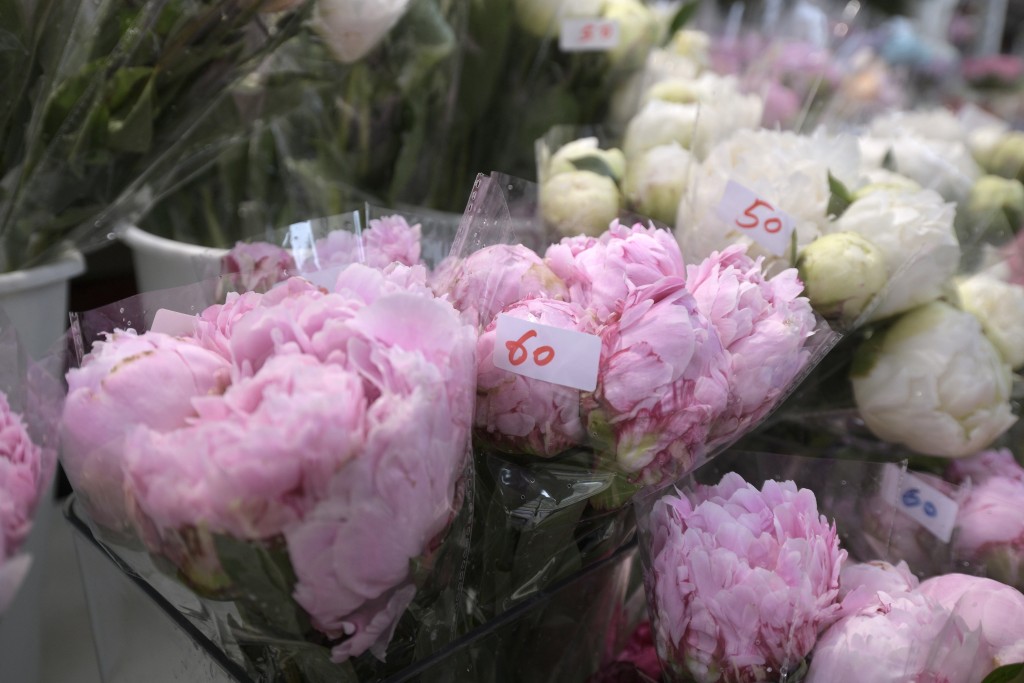 明日（14日）就是母親節，不少人都會買花向母親表達感謝。陳浩元攝