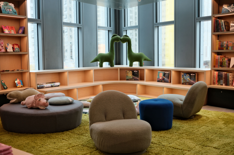 SNDO READS兒童專區內收藏大量兒童繪本，讓親子共享閱讀樂趣。 