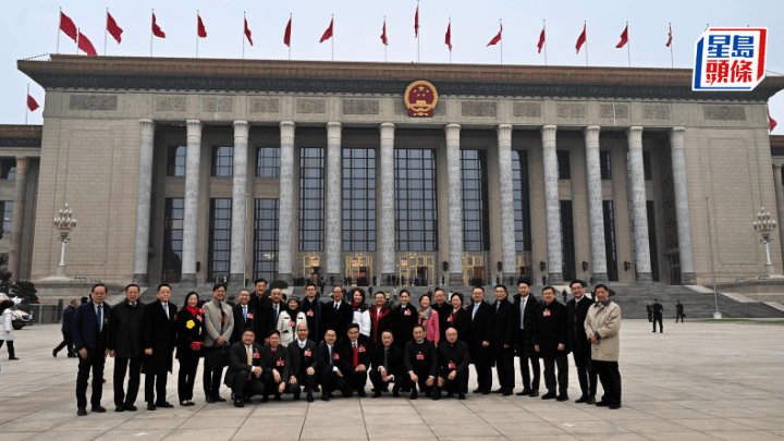港區全國人大代表在大會堂外留影 。  劉駿軒攝