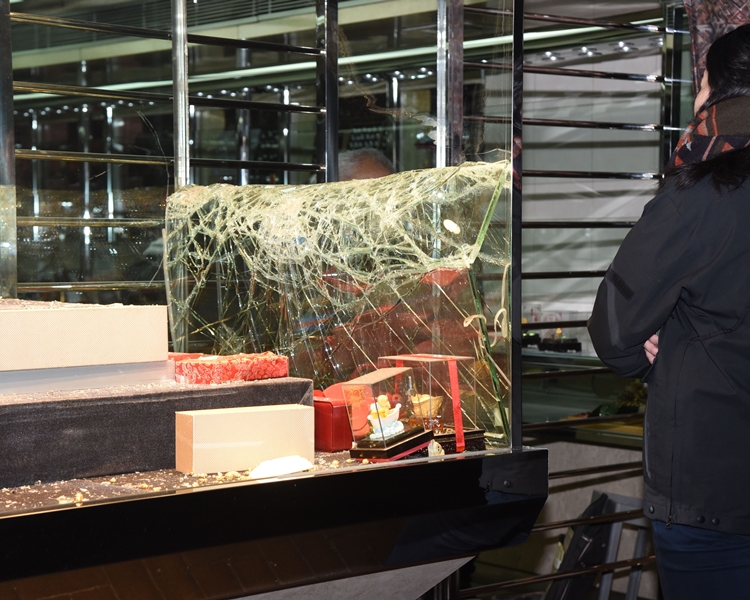 上水新財街一珠寶金行被賊人打開捲閘偷竊。丁志雄攝