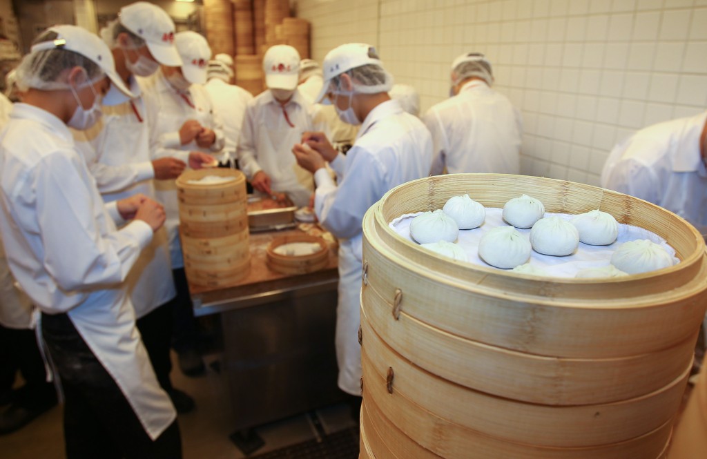 鼎泰豐台北信義總店廚房工作人員專注包小籠包。 新華社