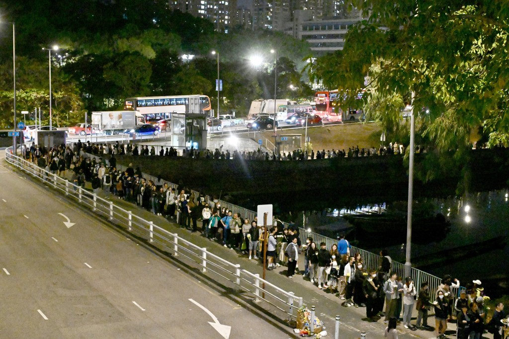 入夜后，仍有大批市民到场献花。刘骏轩摄
