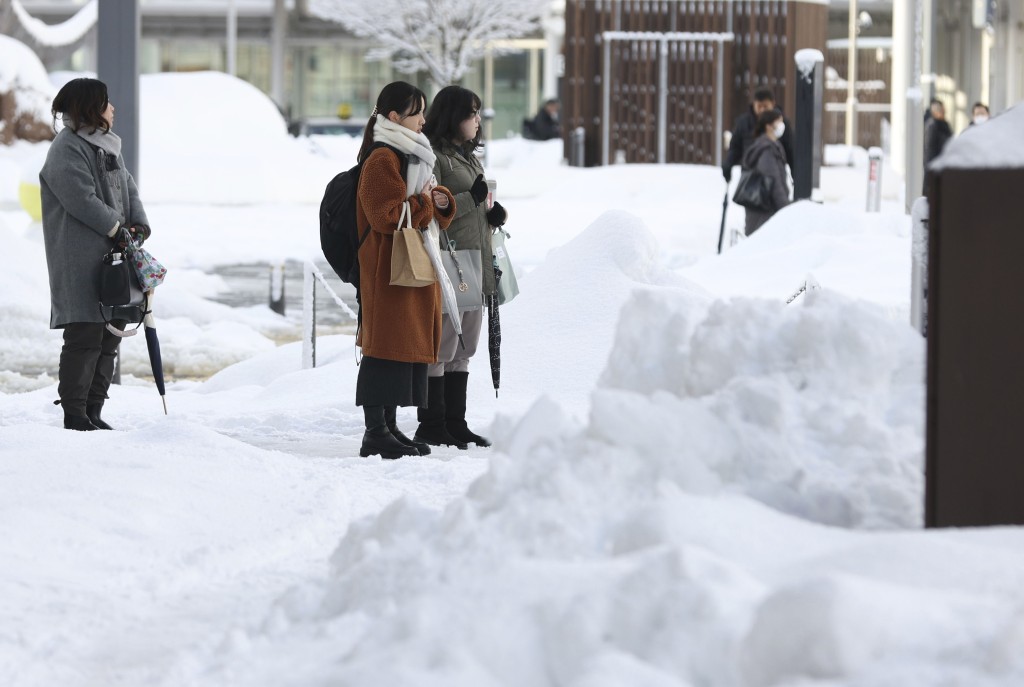 日本多地出現積雪，專家呼籲注意道路交通安全。美聯社