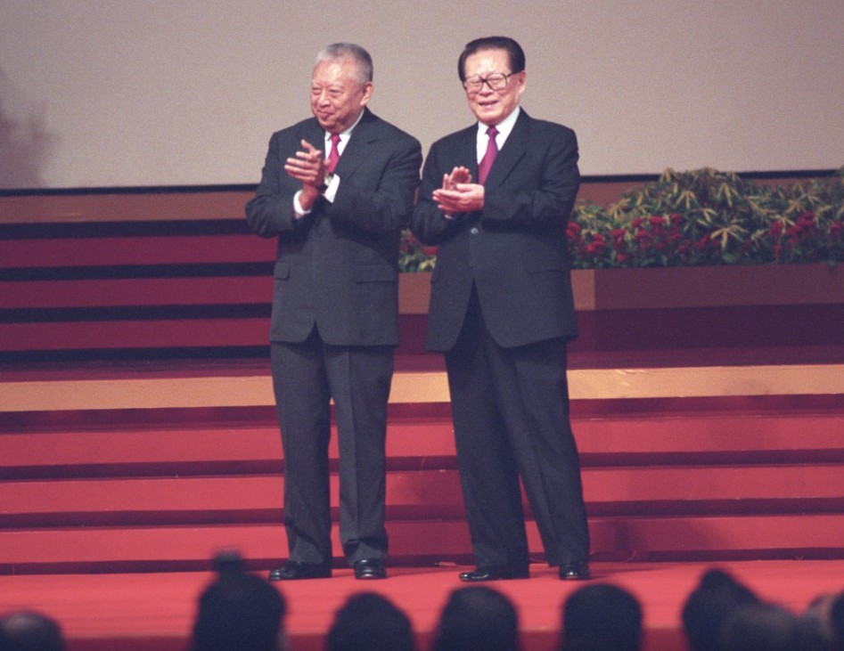 董建華為香港首任行政長官,並於1997年7月1日就職,任期為五年,任期屆滿後他亦在無對手的情況下當選連任。資料圖片 董建華為香港首任行政長官,並於1997年7月1日就職,任期為五年,任期屆滿後他亦在無對手的情況下當選連任。資料圖片