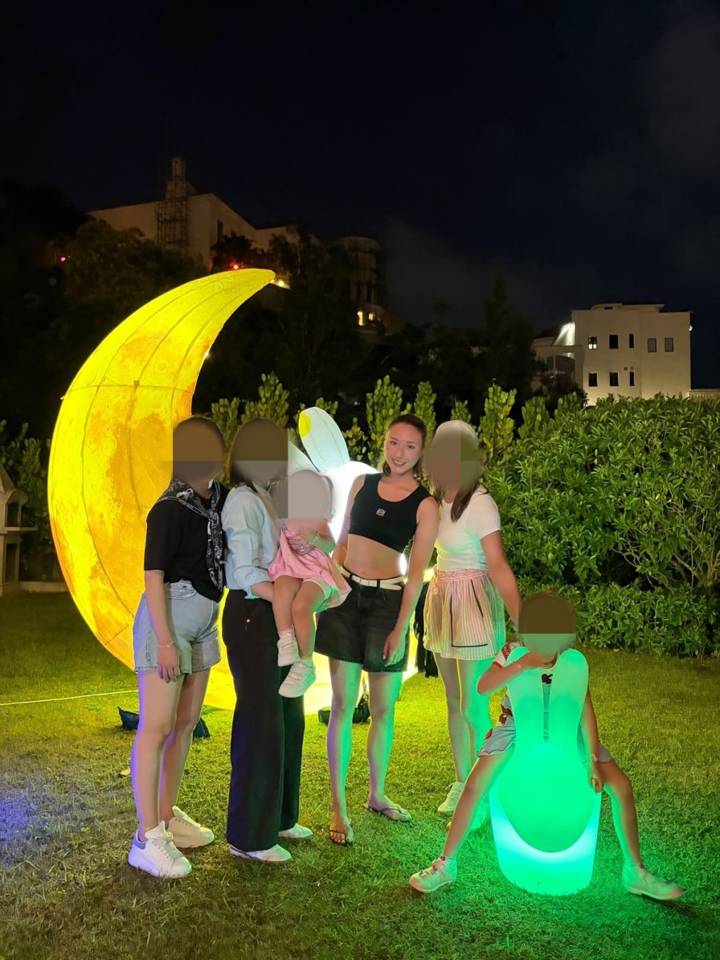何超雲與大班朋友在豪宅花園賞月。