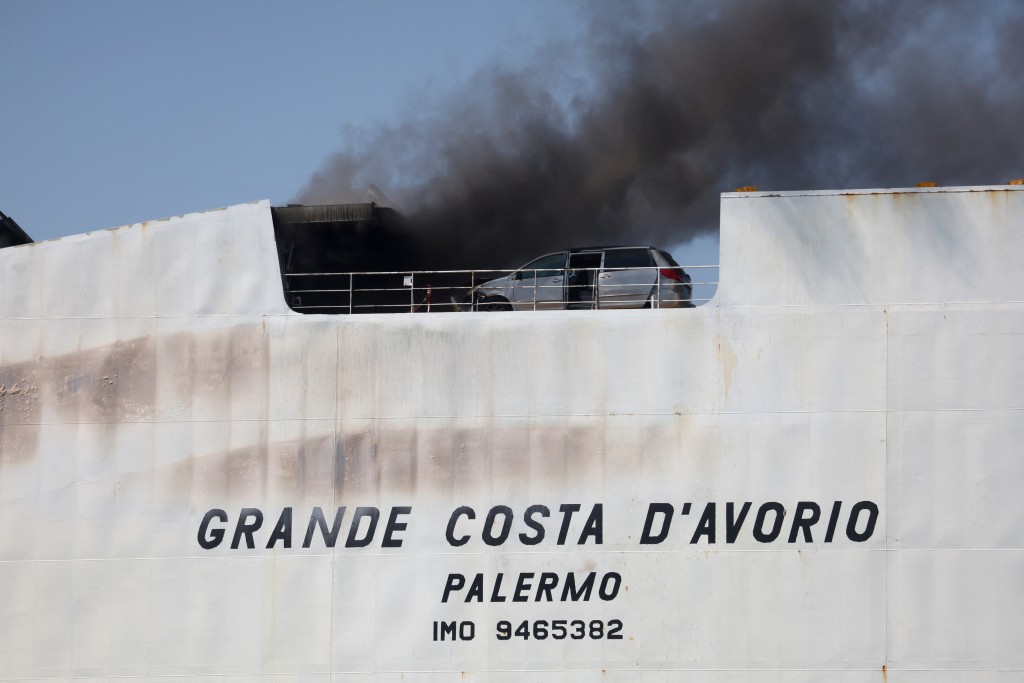 美國新澤西州紐瓦克港的一艘貨輪起火，導致2名消防員死亡。
