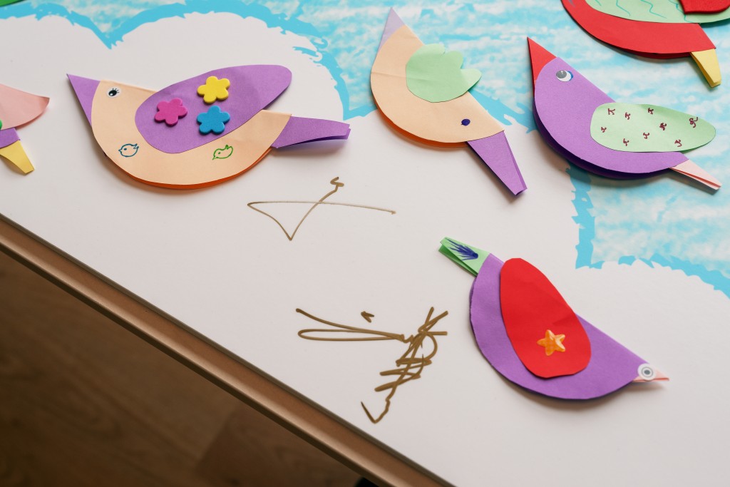 拼湊別具意義的巨型藝術作品，象徵關愛與希望的延續。