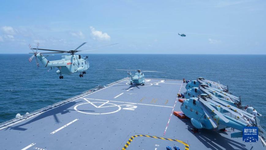 直升机由「海南舰」起飞。