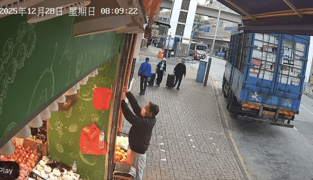 口罩男伸手探向生果店錢兜。fb「新界地區生活連線」
