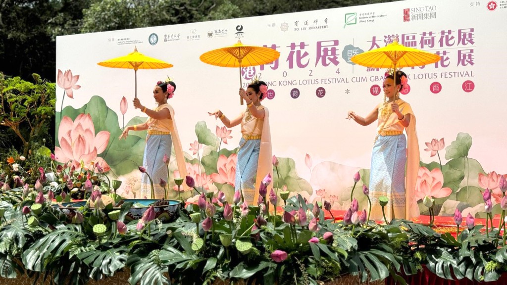 来自泰国的舞蹈团为来宾表演泰国传统舞蹈「伞舞」。