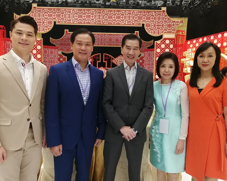 五位粤剧老倌评判左起：蓝天佑、龙贯天、新剑郎、王超群、郑咏梅