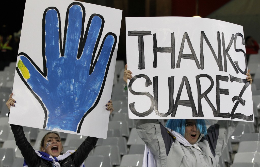 球迷感谢苏亚雷斯将乌拉圭拍入四强。AP资料图片