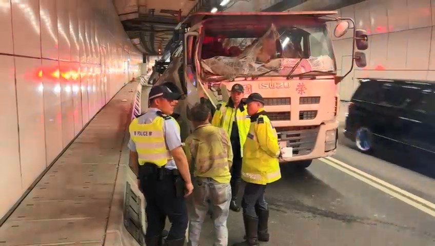 吊臂車車頭損毀，擋風玻璃爆裂。