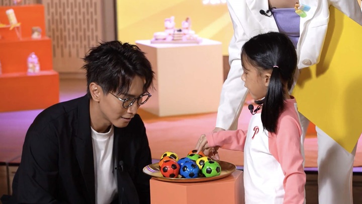 陳柏宇與「一集女兒」大玩遊戲。  ​
