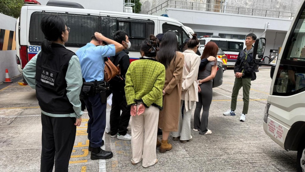 警聯同入境處新界南打擊黑工及掃黃 拘捕23人。警方圖片