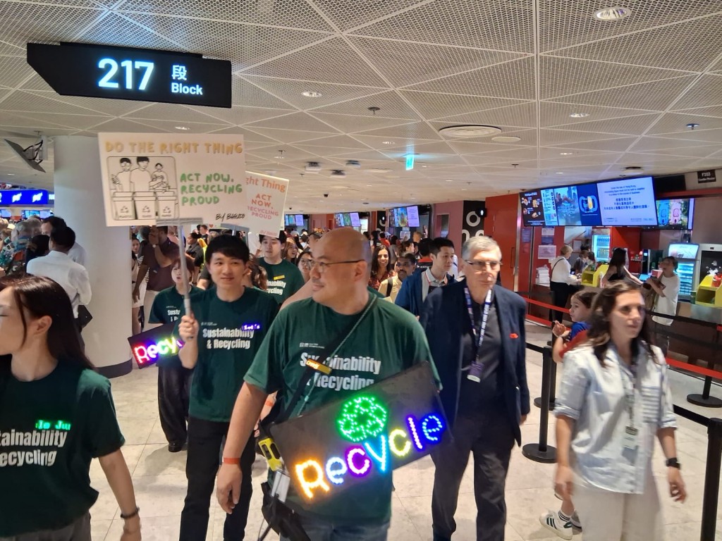 体育园在主要出入口设置分类回收站，并安排专责回收大使于观众进场及散场时推广分类回收