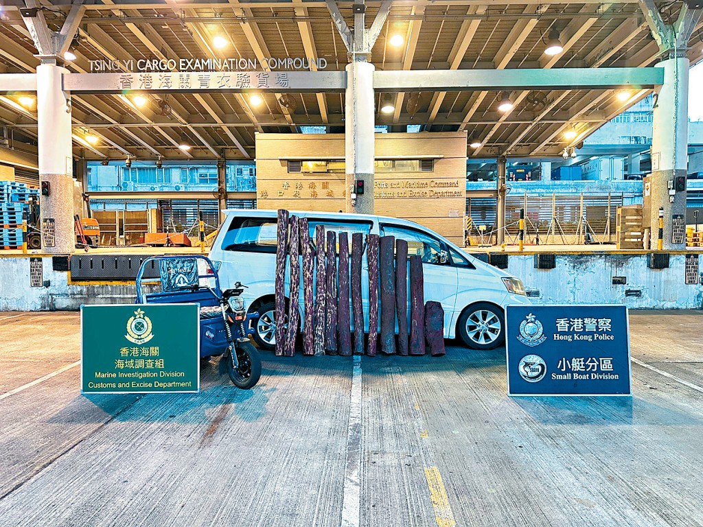 警方與海關反走私聯合行動中檢獲的證物。