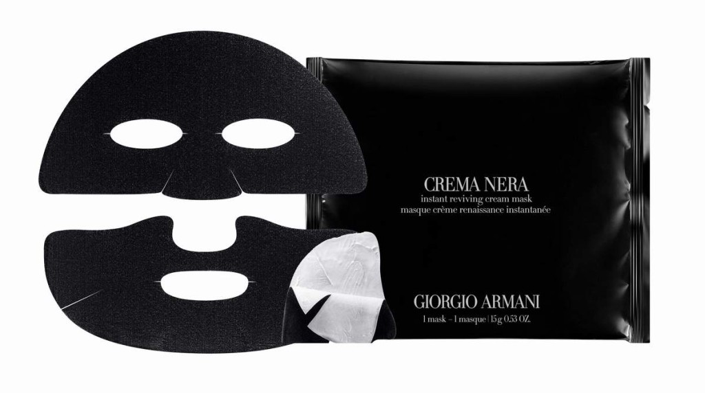 Armani Beauty極致再生活膚乳霜黑面膜/$1,640/五片/Giorgio Armani，採用獨特布料薄膜組合，將活性成分鎖在肌膚表面，促進吸收速度和成效，同時維持肌膚溫度，提升活性成分的護膚功效，打造極致補濕滋潤效果。
