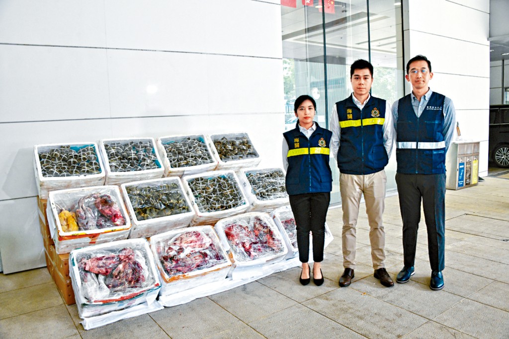 左起：海關有組織罪案調查科調查主任黃穎炘、高級調查主任周俊雄及食物安全中心風險管理科高級衞生督察謝家明講述案情。