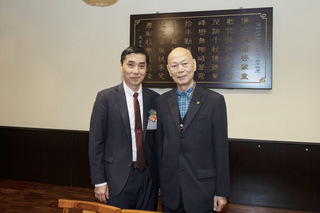 左起:佛教茂峰法師紀念中學廖萬里校長、羅家英博士 BBS MH 左起:佛教茂峰法師紀念中學廖萬里校長、羅家英博士 BBS MH