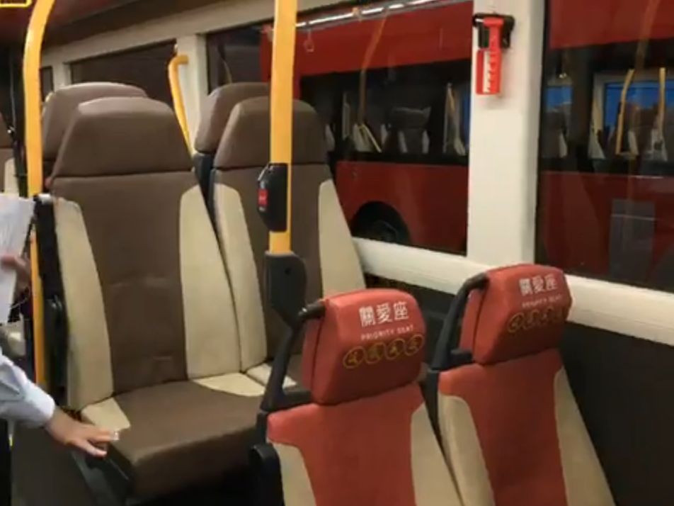 新車廂座椅以啡色配杏色。