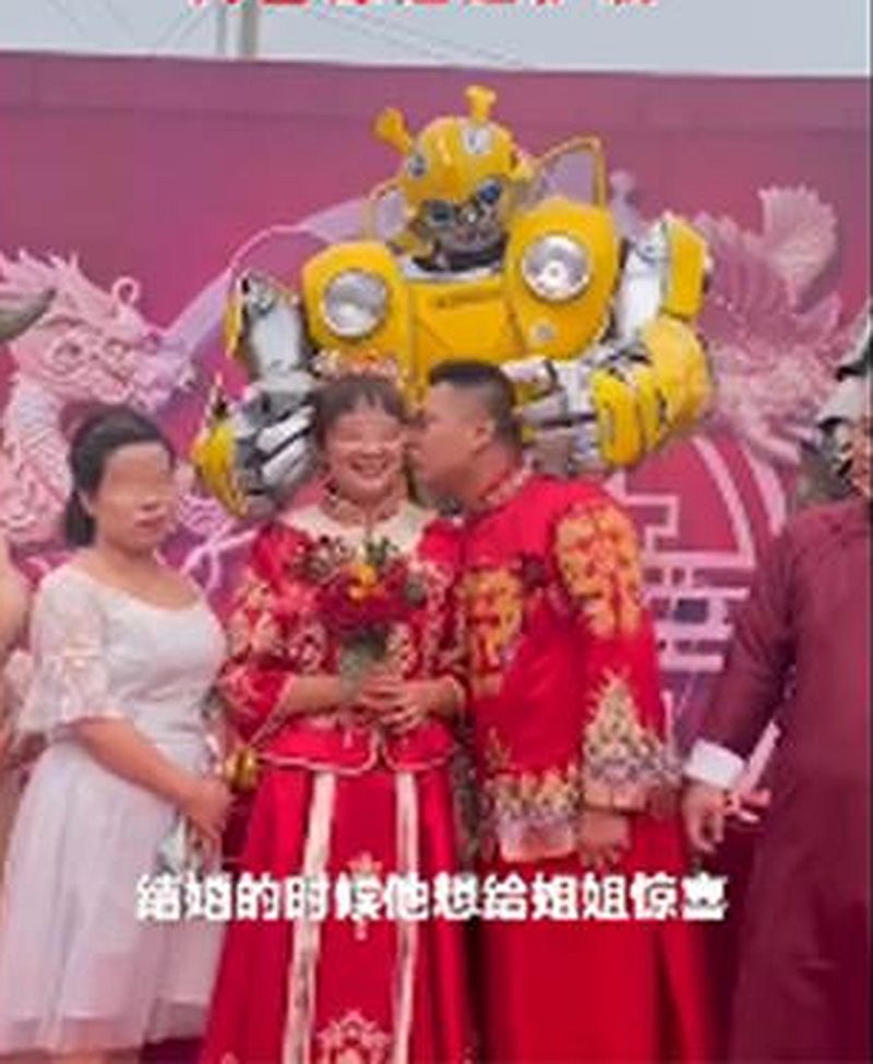 婚禮中大黃蜂總是和新郎做出打鬧的動作。網圖