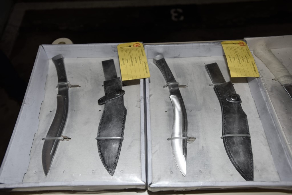 行動中，警方檢獲8把開山刀、4把軍刀、2支伸縮棍、現金、賭具及少量毒品等。