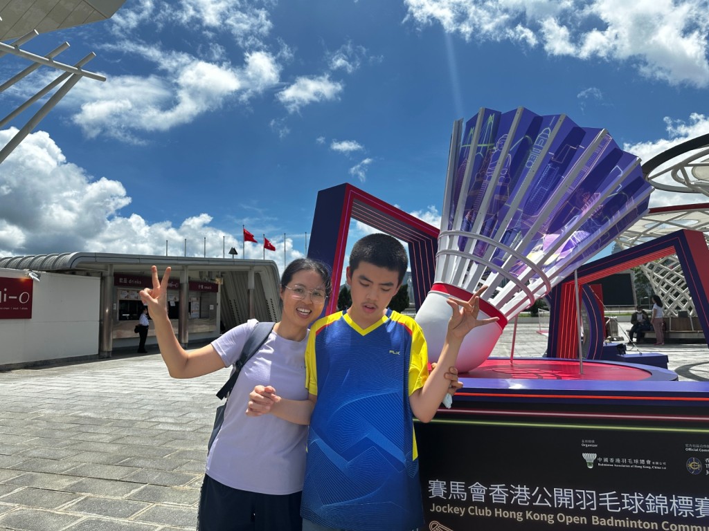 李太(左一)感謝賽馬會香港公開羽毛球錦標賽社區計劃,讓她能夠首次帶同兒子在現場觀賞羽毛球比賽。 李太(左一)感謝賽馬會香港公開羽毛球錦標賽社區計劃,讓她能夠首次帶同兒子在現場觀賞羽毛球比賽。