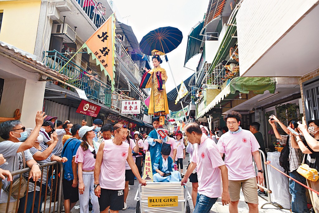 飄色巡遊浩蕩的隊伍、巧妙的設計、精美的服飾，每年都令海內外觀眾拍案叫絕。