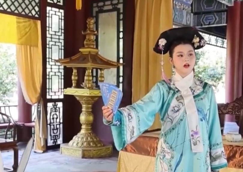 游客只需约300元就可以在横店体验做主角的滋味。央视截图
