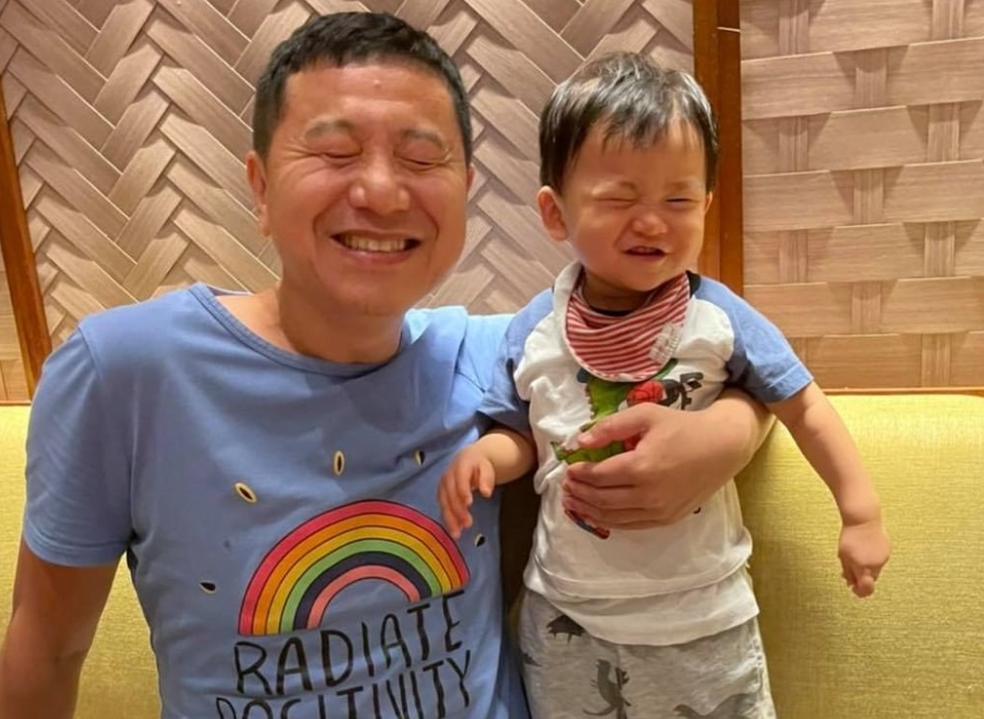 葉翠翠老公同現已15個月大細仔一個餅印。