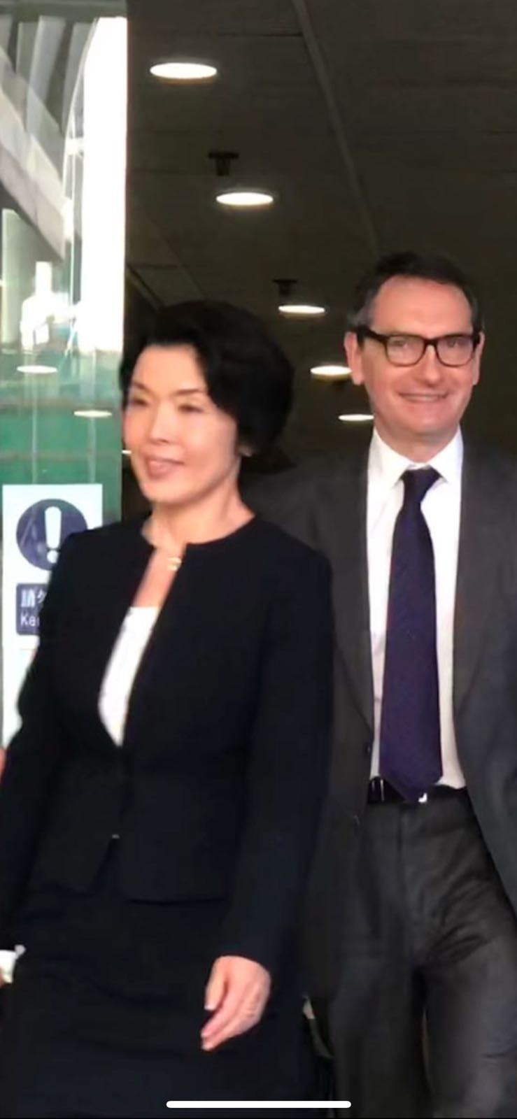 法官夏利士(右)及太太。徐曉伊攝