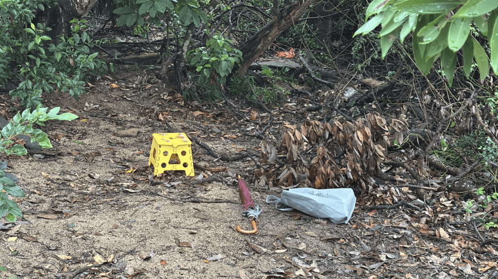 現場遺下一張黃色膠摺櫈和紅色雨傘。蔡楚輝攝