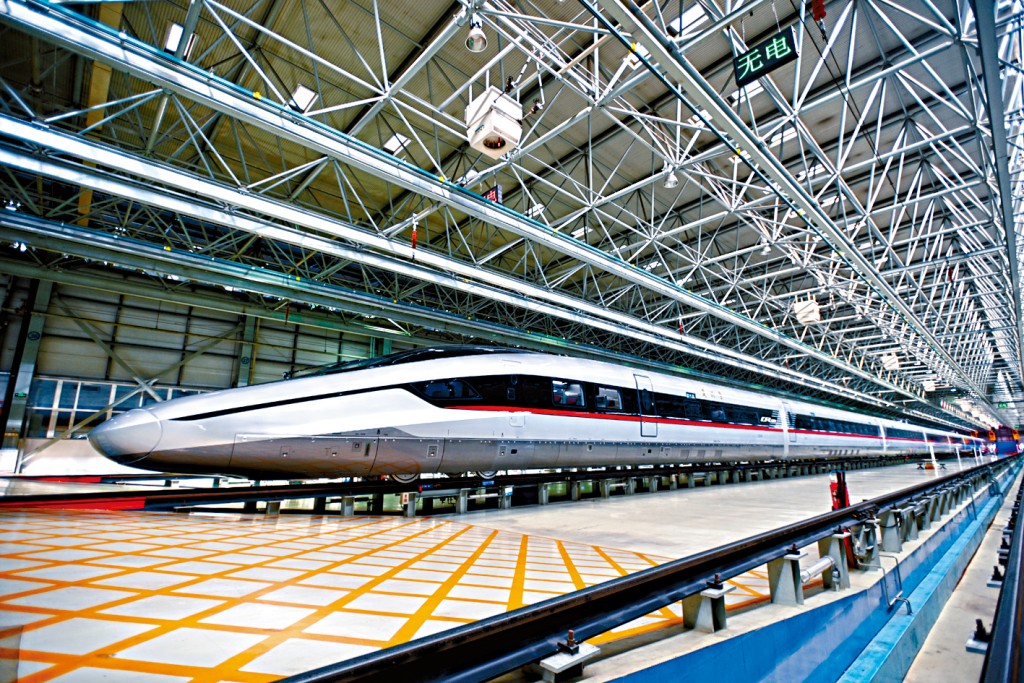 CR450动车组样车在北京发布。