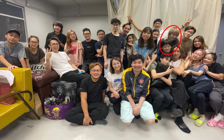 阿Ling第二仔Charli(紅圈示)早前參與音樂劇《攣攣成人禮》飾演「Jason」。