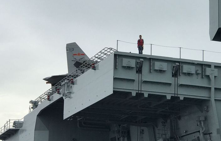 戰機擺放在甲板上。